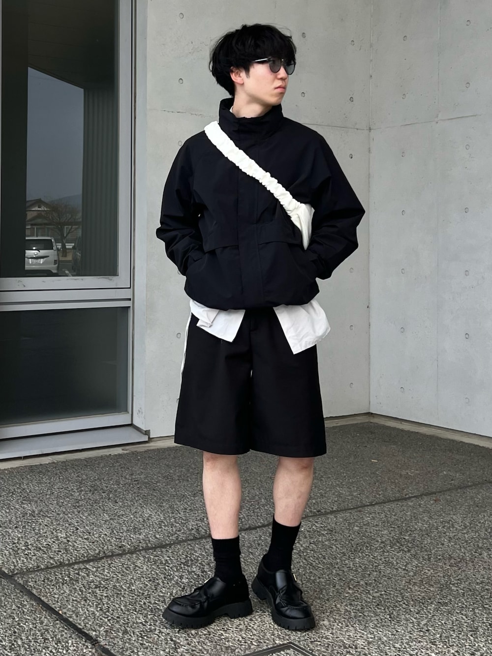 「春のNewスタイル、春コーデ、春アウター、古着MIX、ショーツ、ハーフパンツ、シャツスタイル、シャツ、モノトーン、モノトーンコーデ、レイヤードスタイル、ローファー、ショルダーバッグ、きれいめカジュアル、スポーツミックス」｜「shiki tokyoのHigh sole volume loafers  / ハイソールボリュームローファー（ローファー、ブラック系）」を使った、kenさん（メンズ・175cm）の春コーディネートの1枚目の写真