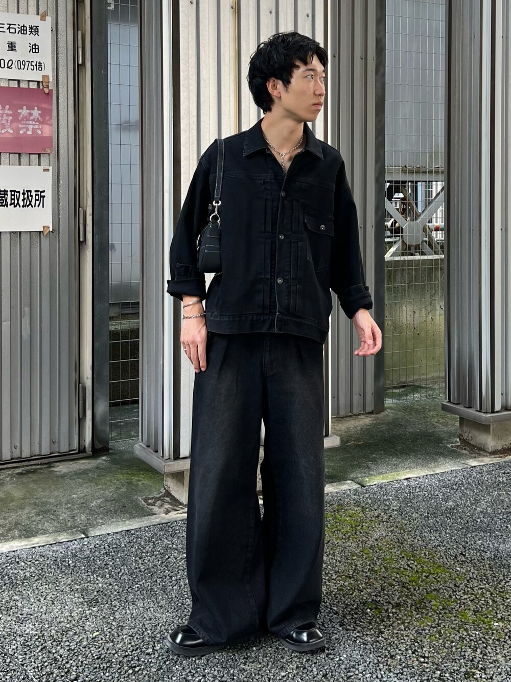「秋っぽコーデ更新中、レザー、ブラックコーデ、デニムジャケット、デニムパンツ、デニムコーデ、ローファー、厚底シューズ、ワイドパンツ、ジャケットスタイル、シンプルコーデ、ワントーンコーデ、カジュアルコーデ、モノトーンコーデ、モノトーン」｜「CALLNEの【CALLNE】1Tuck Wide Straight Deinm / 1タックワイドストレートデニム（12.8oz）（デニムパンツ、ブラック系）」を使った、kenさん（メンズ・175cm）の秋コーディネートの1枚目の写真