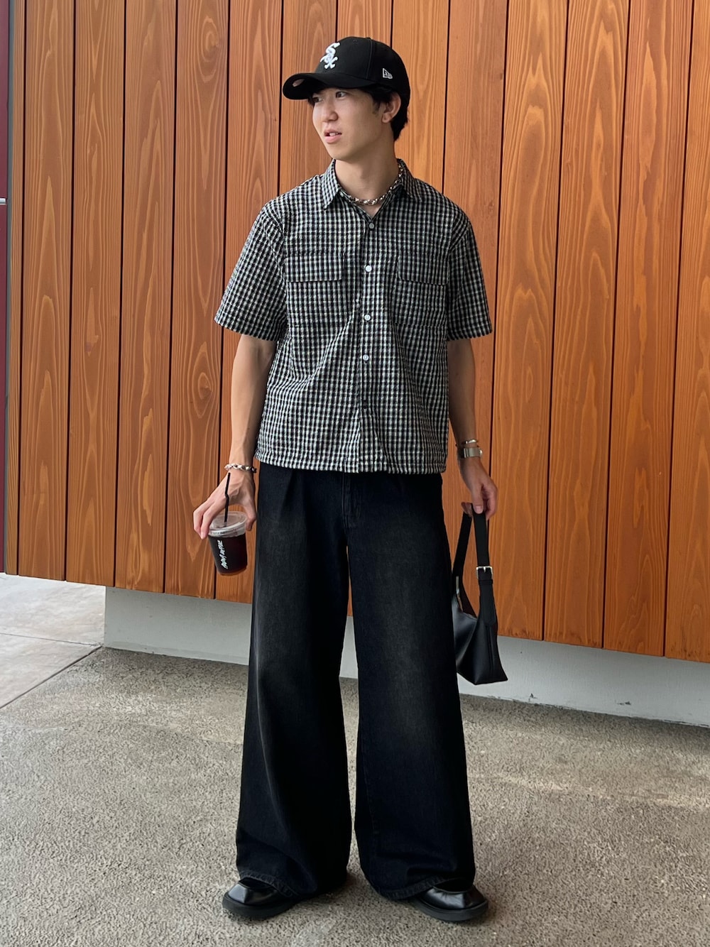 「モノトーン、ブラックコーデ、ローファー、厚底シューズ、ワイドパンツ、デニム、デニムパンツ、シャツスタイル、シャツ、キャップ、フェススタイル、ミニバッグ、チェック、シンプルコーデ、夏コーデ」｜「NEW ERAの【NEW ERA】 9FORTY Chicago White Sox  シカゴ ホワイトソックス（キャップ、ブラック系）」を使った、kenさん（骨格ウェーブ・メンズ・175cm）の夏コーディネートの1枚目の写真