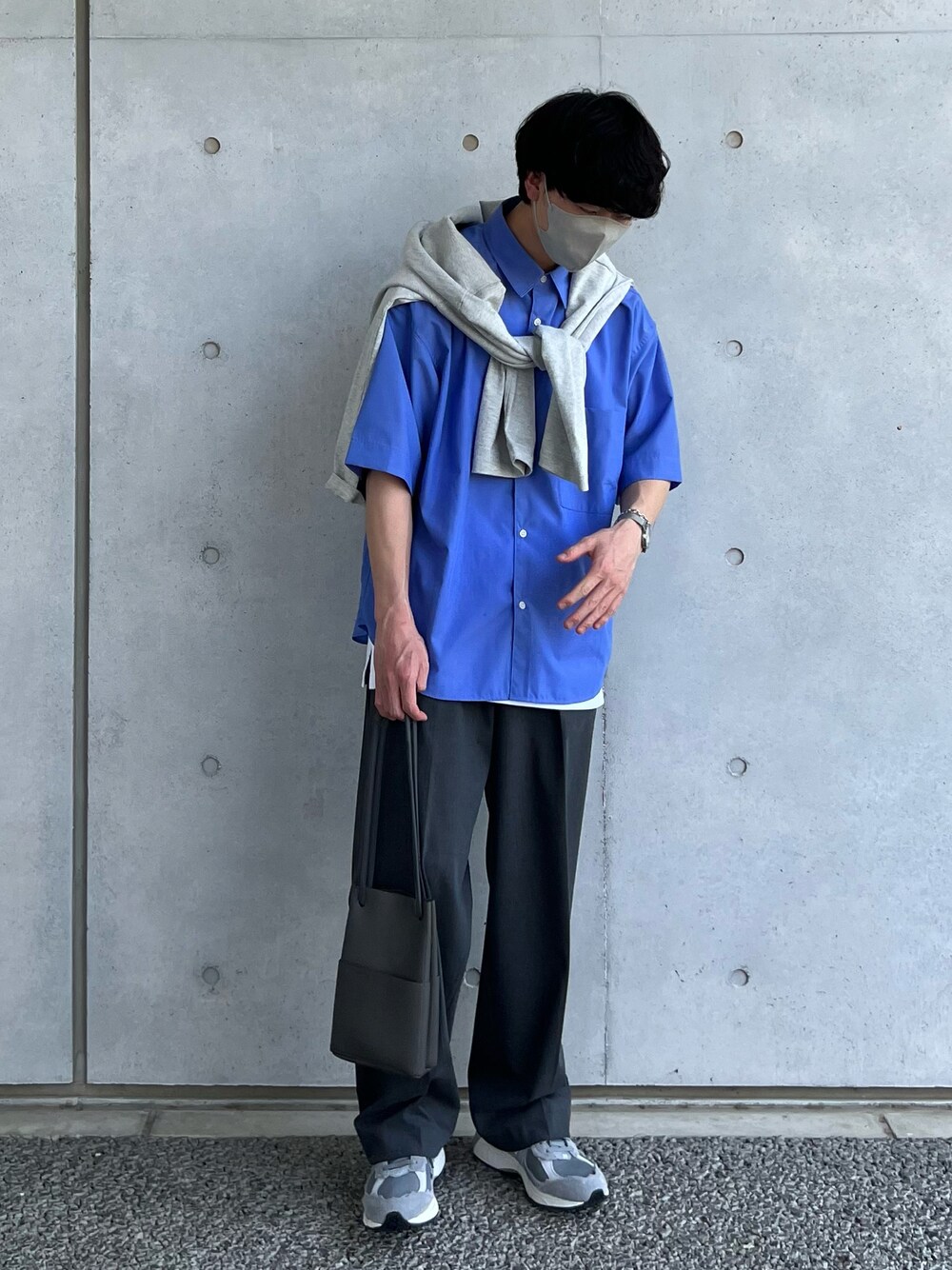 「きれいめカジュアル、シンプル、夏コーデ、休日コーデ、メンズファッション、UNIQLO、プチプラ、シャツスタイル、初夏コーデ、WEARyouthコーデ、半袖シャツ、WYM、スラックス、レイヤードスタイル、ootd」｜「UNIQLOのアイテム（スラックス、グレー系）」を使った、kenさん（メンズ・175cm）の春コーディネートの1枚目の写真