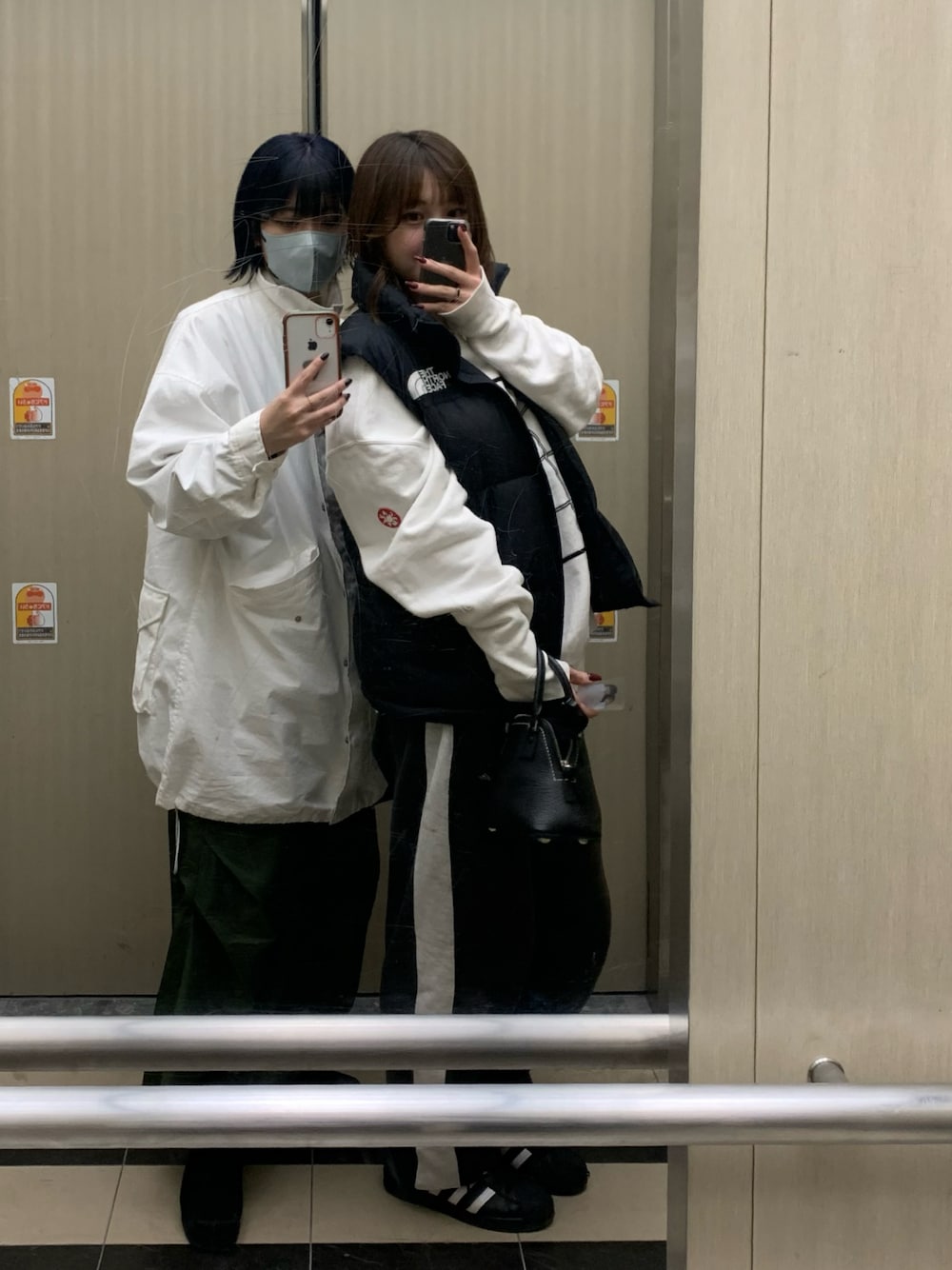 「秋冬コーデ、ootd、おしゃれさんと繋がりたい、カーゴパンツ、スニーカー、ブーツ、古着、ダウンベスト、スウェットパンツ、スウエット、メンズライク、スタンドカラー、ストリート、スケータースタイル、ジーナシス(JEANASIS)」｜「JEANASISのステンカラーミリタリーコート/167436（ミリタリージャケット、ホワイト系）」を使った、ケイさん（骨格ウェーブ・レディース・163cm）の冬コーディネートの1枚目の写真