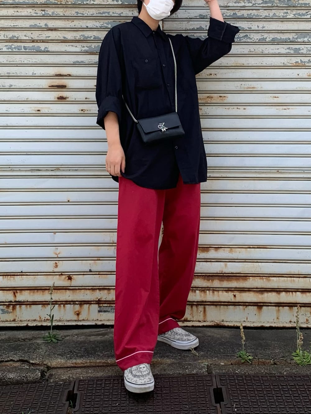「used、古着、ワークシャツ、カラーパンツ、シャツ、夏コーデ、オトナカジュアル、ootd、スニーカー、スリッポン、チェーンバッグ、シルバーアクセサリー、ストリート、パンツスタイル、メンズライク」｜「VANSのアイテム（スリッポン、ホワイト系）」を使った、ケイさん（レディース・163cm）の夏コーディネートの1枚目の写真