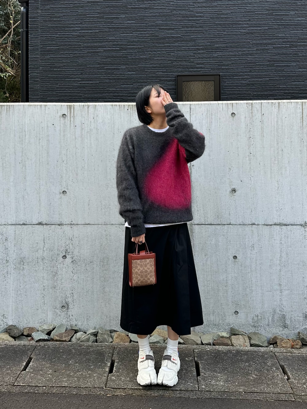 「ニット、stussy、ユニクロ、ロングスカート、プリーツスカート、黒スカート、スポーティーMIX、アクアリフト、コーチ(COACH)、ハンドバッグ、ミニバッグ、セーター、カジュアル、プチプラ、冬コーデ」｜「STUSSYのアイテム（ニット/セーター、ピンク系）」を使った、ケイさん（レディース・163cm）の冬コーディネートの1枚目の写真