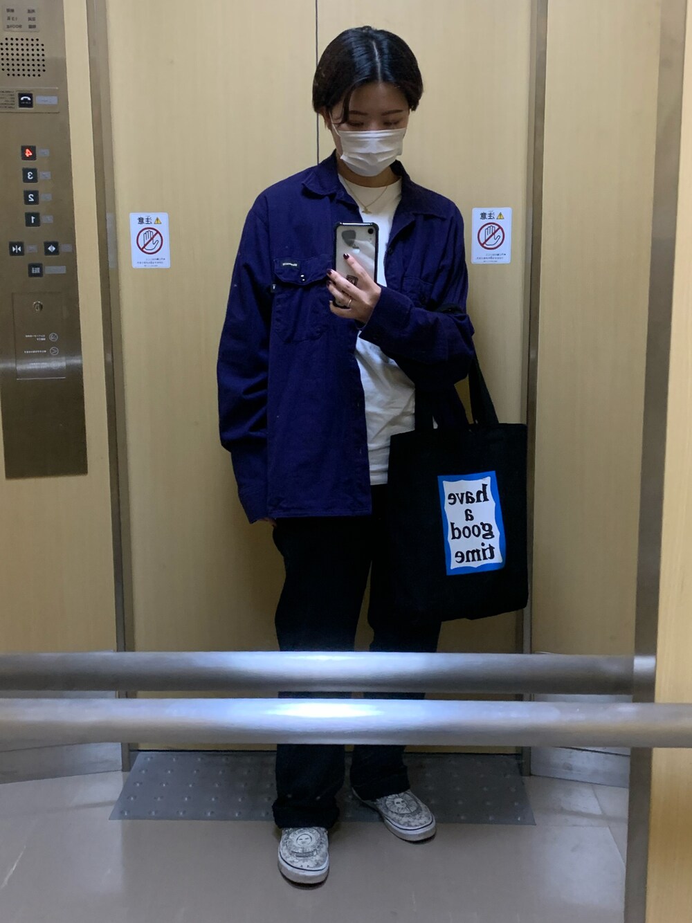 「古着、used、ディッキーズ(Dickies)、スラックス、ストリート、カジュアルコーデ、スケータースタイル、トートバッグ、シャツ、ビッグシルエット、ロンT、スニーカー、メンズライク、ootd、パンツスタイル」｜「VANSのアイテム（スリッポン、ホワイト系）」を使った、ケイさん（レディース・163cm）の春コーディネートの1枚目の写真