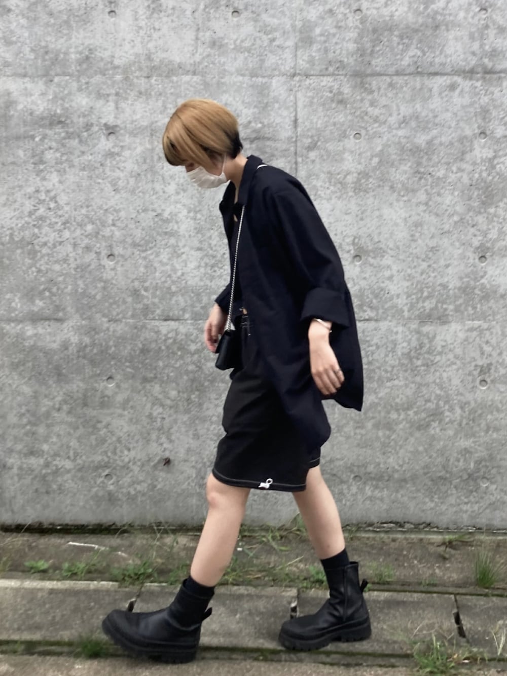 「オールブラック、ハーフパンツ、メンズライク、シャツスタイル、ワークシャツ、ブーツ、チェーンバッグ、ootd、おしゃれさんと繋がりたい、ストリート、モードストリート、金髪、スケータースタイル、ブラック、古着」｜「Calvin Kleinのミニマル モノグラム チェーン ショルダーバッグ（ショルダーバッグ、ブラック系）」を使った、ケイさん（レディース・163cm）の秋コーディネートの1枚目の写真