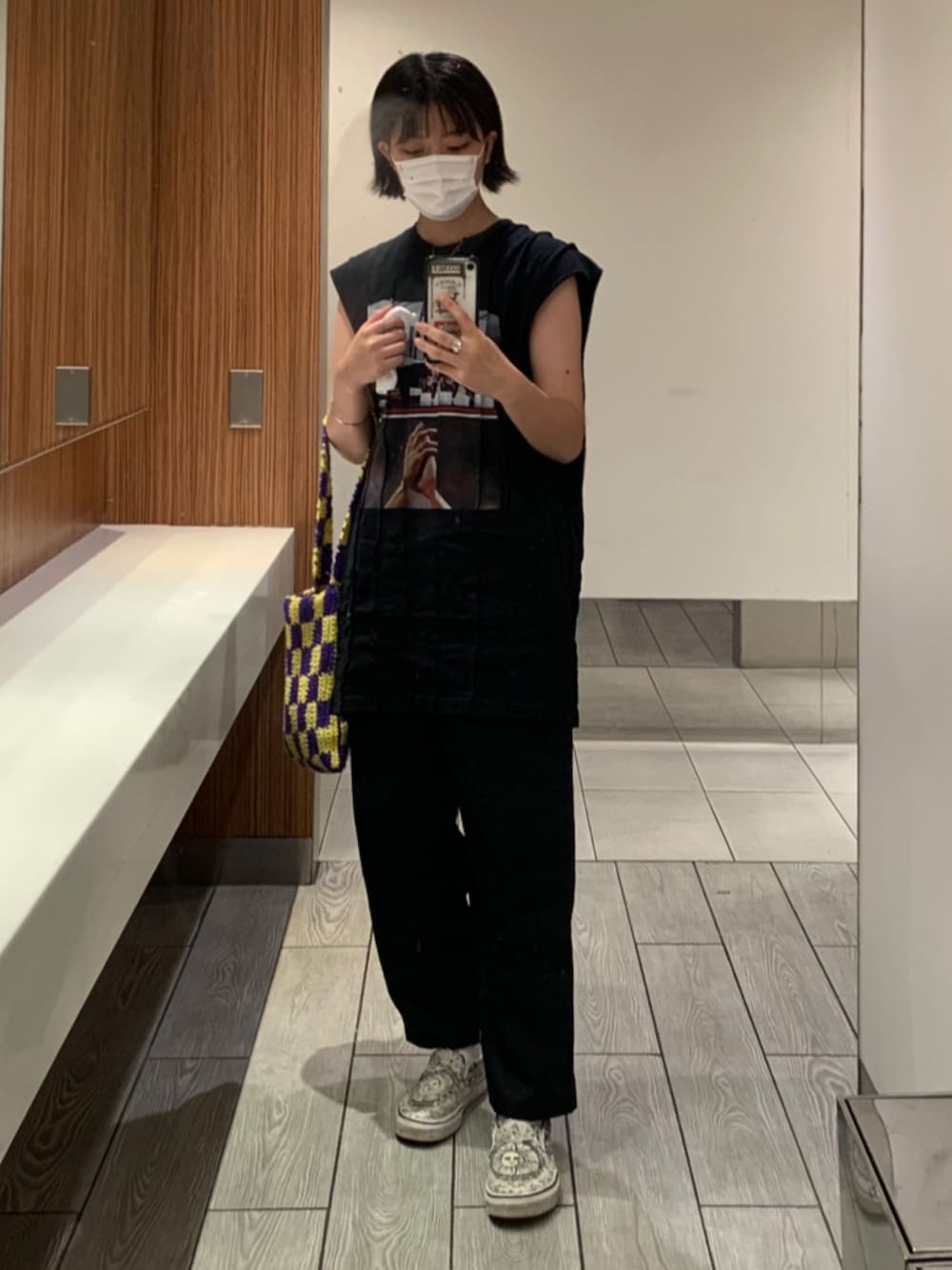 「ootd、ノースリーブ、オールブラック、スニーカー、メンズライク、パンツスタイル、ハンドメイド、ビッグシルエット、モノトーン、古着」｜「GUのアイテム（パンツ、ブラック系）」を使った、ケイさん（レディース・163cm）の秋コーディネートの1枚目の写真