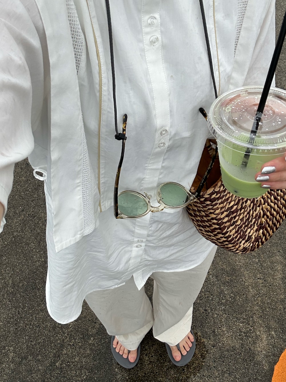 「シャツスタイル、シャツ、オールホワイト、サンダル、かごバッグ、サングラス、古着、プチプラ、ハンドバッグ、夏ファッション、ラフコーデ、楽チンコーデ、オトナカジュアル、リラックススタイル、ユニクロ」｜「KBFのパイピングレイヤードシャツ（シャツ/ブラウス、ホワイト系）」を使った、ケイさん（骨格ウェーブ・レディース・163cm）の夏コーディネートの1枚目の写真