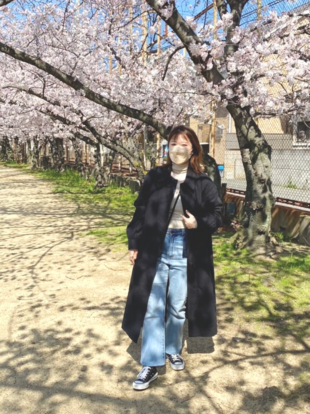「GUのアイテム（デニムパンツ、ブルー系）」を使った、YU♡さん（レディース・158cm）の春コーディネートの1枚目の写真