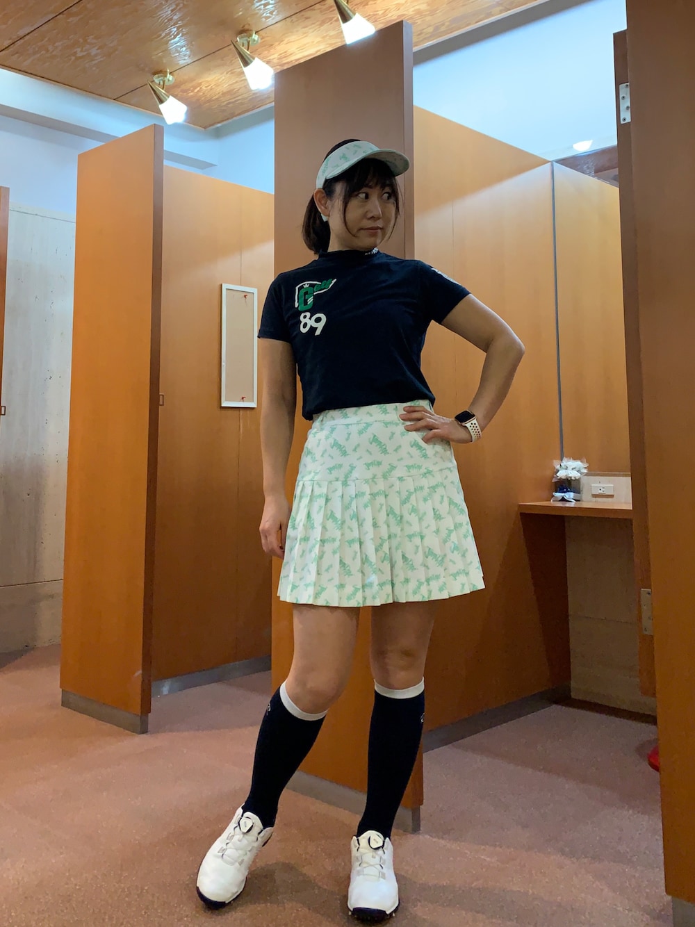「ゴルフ、ゴルフウェア、ゴルフコーデ、ゴルフ女子」｜「PEARLY GATESの【PEARLY GATES】ソルディフェンダー 半袖 ハイネック カットソー ＜無地＞（Tシャツ/カットソー、ブルー系）」を使った、qurocheさん（レディース・156cm）の秋コーディネートの1枚目の写真