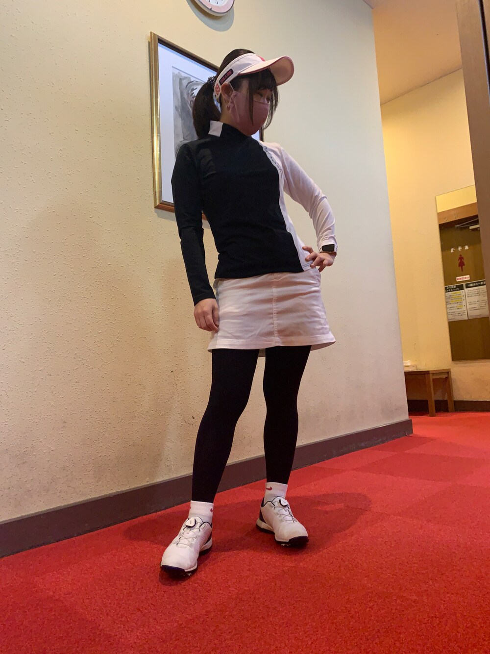 ホワイト系のスニーカー、ホワイト系のスカート、ブラック系のTシャツ/カットソーを着用したレディースの秋コーディネートの1枚目の写真