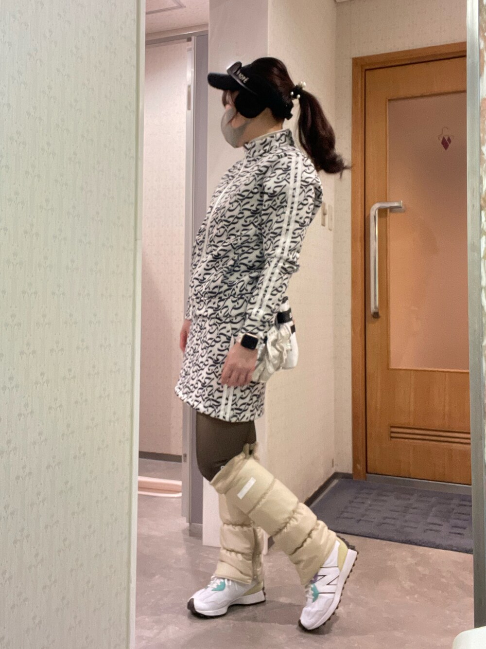 「ゴルフ、ゴルフウェア、ゴルフコーデ、ゴルフ女子、ジュンアンドロペ」｜「JUN&ROPE'のはっ水タフタ中わたレッグウォーマー（レッグウォーマー、ベージュ系）」を使った、qurocheさん（レディース・156cm）の春コーディネートの1枚目の写真