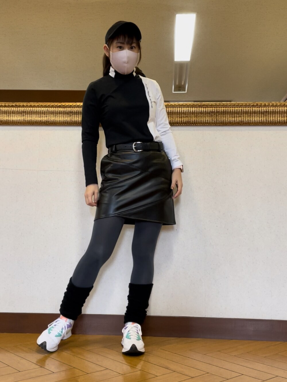 「ゴルフ、ゴルフ女子、ゴルフコーデ、ゴルフウェア、ジュンアンドロペ」｜「JUN&ROPE'のリサイクルエコレザーカッティング切替タイトスカート（スカート、ブラック系）」を使った、qurocheさん（レディース・156cm）の冬コーディネートの1枚目の写真