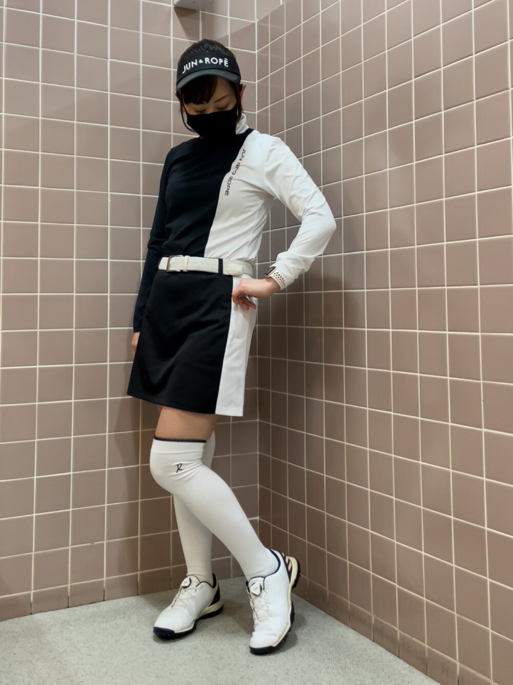 「ゴルフ、ゴルフウェア、ゴルフコーデ、ゴルフ女子」｜「JUN&ROPE'の【UV】【吸水速乾】バイカラー切替長袖プルオーバー（Tシャツ/カットソー、ブラック系）」を使った、qurocheさん（レディース・156cm）の春コーディネートの1枚目の写真