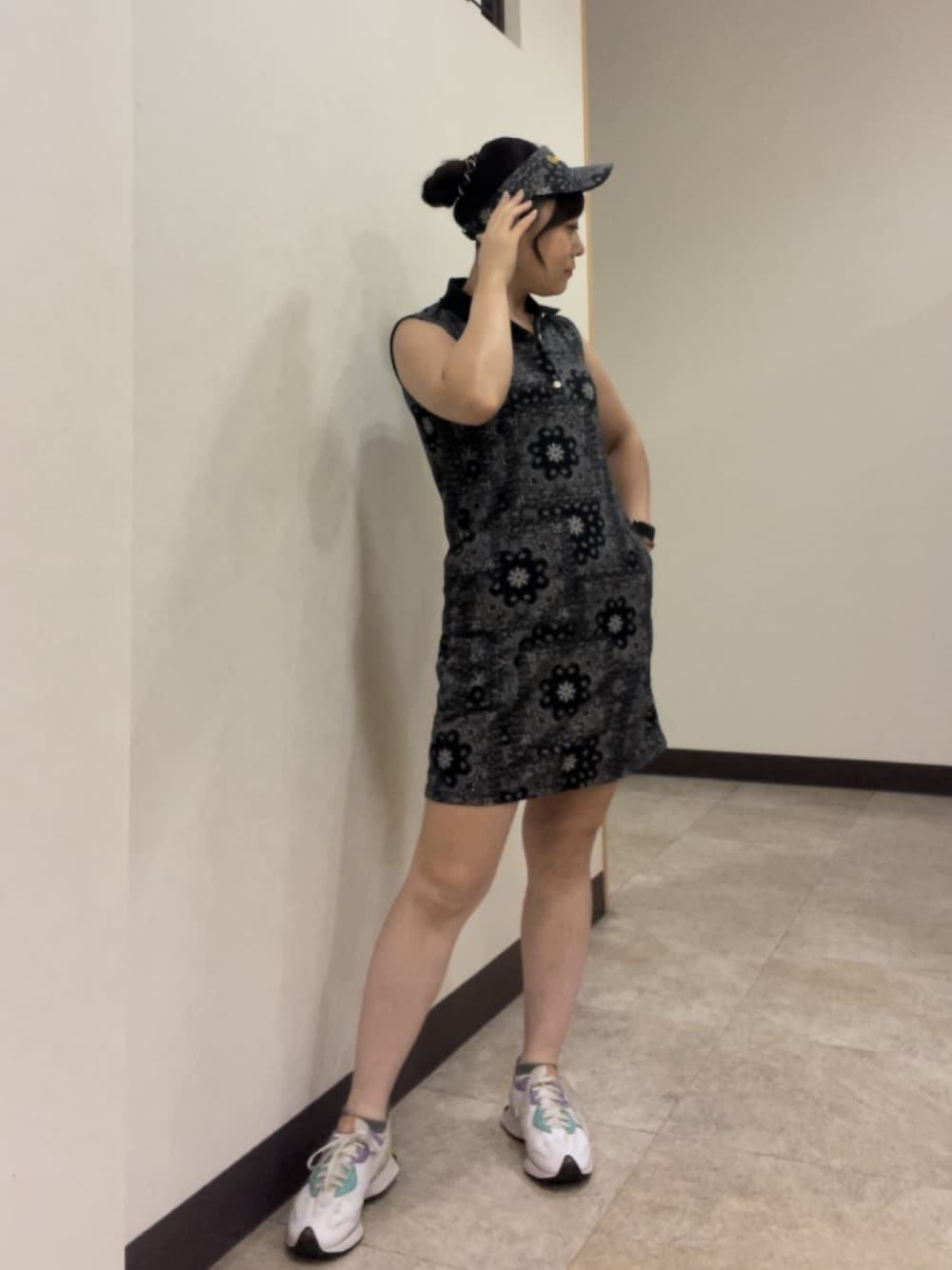 「ゴルフ、ゴルフウェア、ゴルフコーデ、ゴルフ女子、ゴルフ夏、レザレクション」｜「Resurrectionの【Resurrection】ベーシックロゴサンバイザーGM（サンバイザー、ブラック系）」を使った、qurocheさん（レディース・156cm）の夏コーディネートの1枚目の写真
