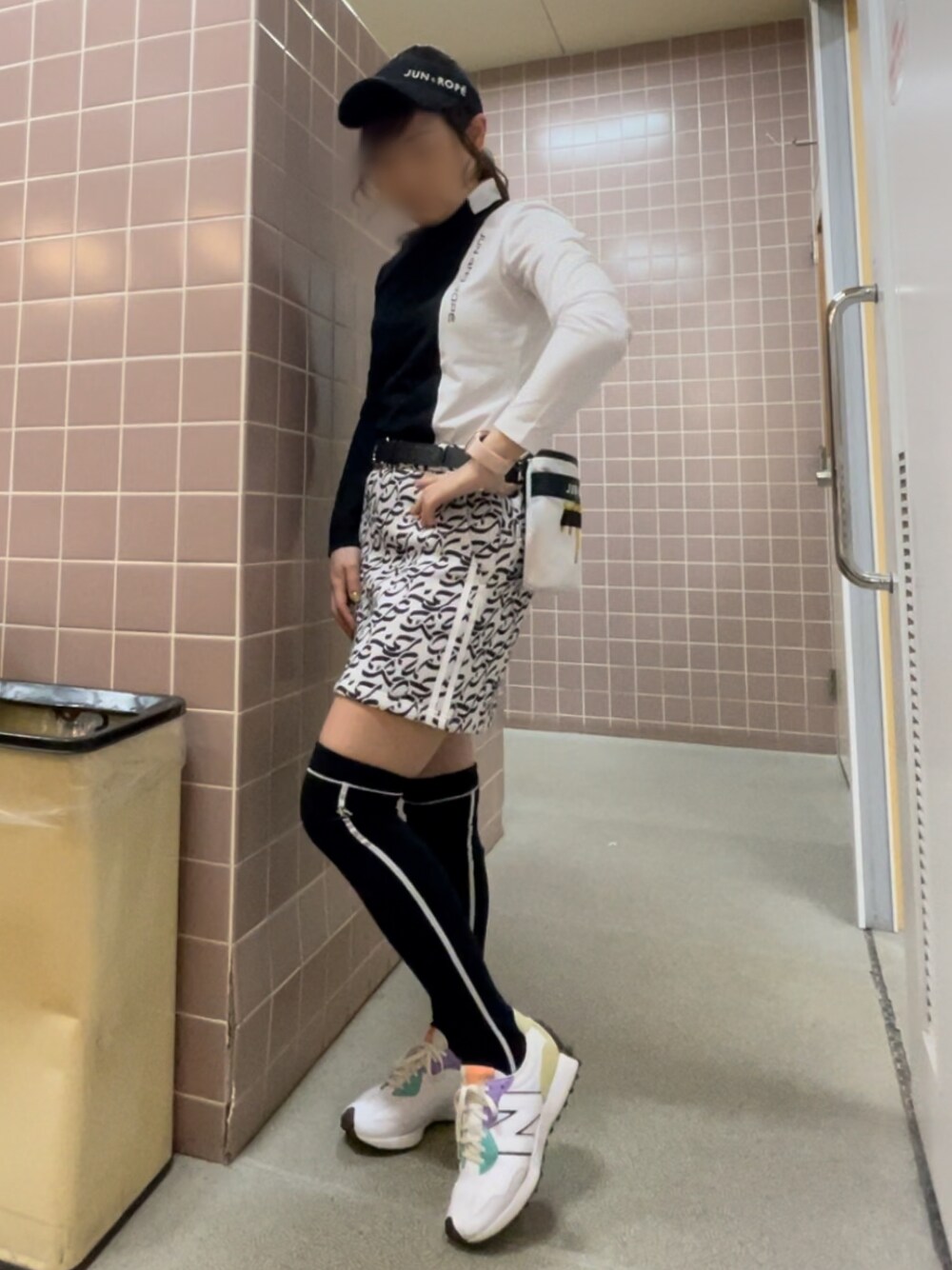 「ゴルフ、ゴルフウェア、ゴルフ女子、ゴルフコーデ、ジュンアンドロペ」｜「JUN&ROPE'のモノグラムプリントダンボールニットタイトスカート（スカート、グレー系）」を使った、qurocheさん（レディース・156cm）の春コーディネートの1枚目の写真
