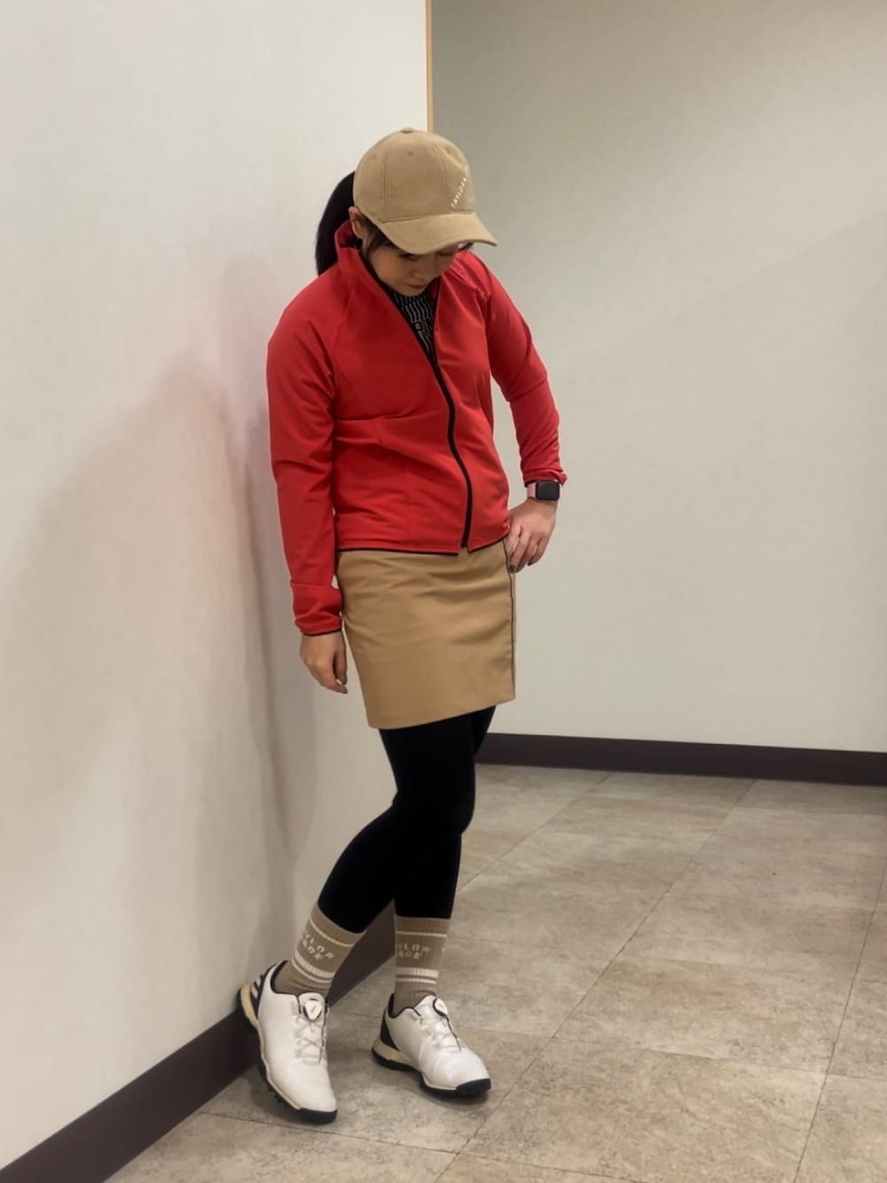 「ゴルフ、ゴルフウェア、ゴルフコーデ、ゴルフ女子、テーラーメイド」｜「TaylorMadeのアイテム（スカート、ベージュ系）」を使った、qurocheさん（レディース・156cm）の秋コーディネートの1枚目の写真