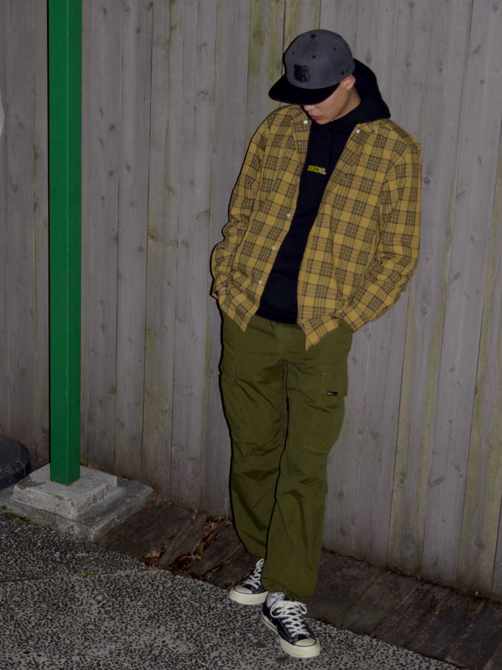 「コンバース、キャップ、パーカー、ストリート、レイヤードスタイル、backchannel、カーゴパンツ、アースカラー、春コーデ、シャツスタイル」｜「Back ChannelのCORDURA CHECK B.D. SHIRT（シャツ/ブラウス、ベージュ系）」を使った、Back Channel®︎さん（メンズ・183cm）の春コーディネートの1枚目の写真