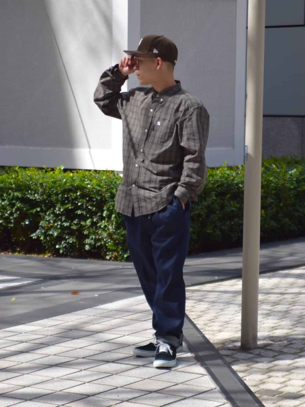 「チェック、デニム、VANS、キャップ、ストリート、backchannel、ニューエラ、ブラウン、アースカラー、シャツスタイル」｜「Back ChannelのCORDURA CHECK B.D. SHIRT（シャツ/ブラウス、グレー系）」を使った、Back Channel®︎さん（メンズ・166cm）の春コーディネートの1枚目の写真