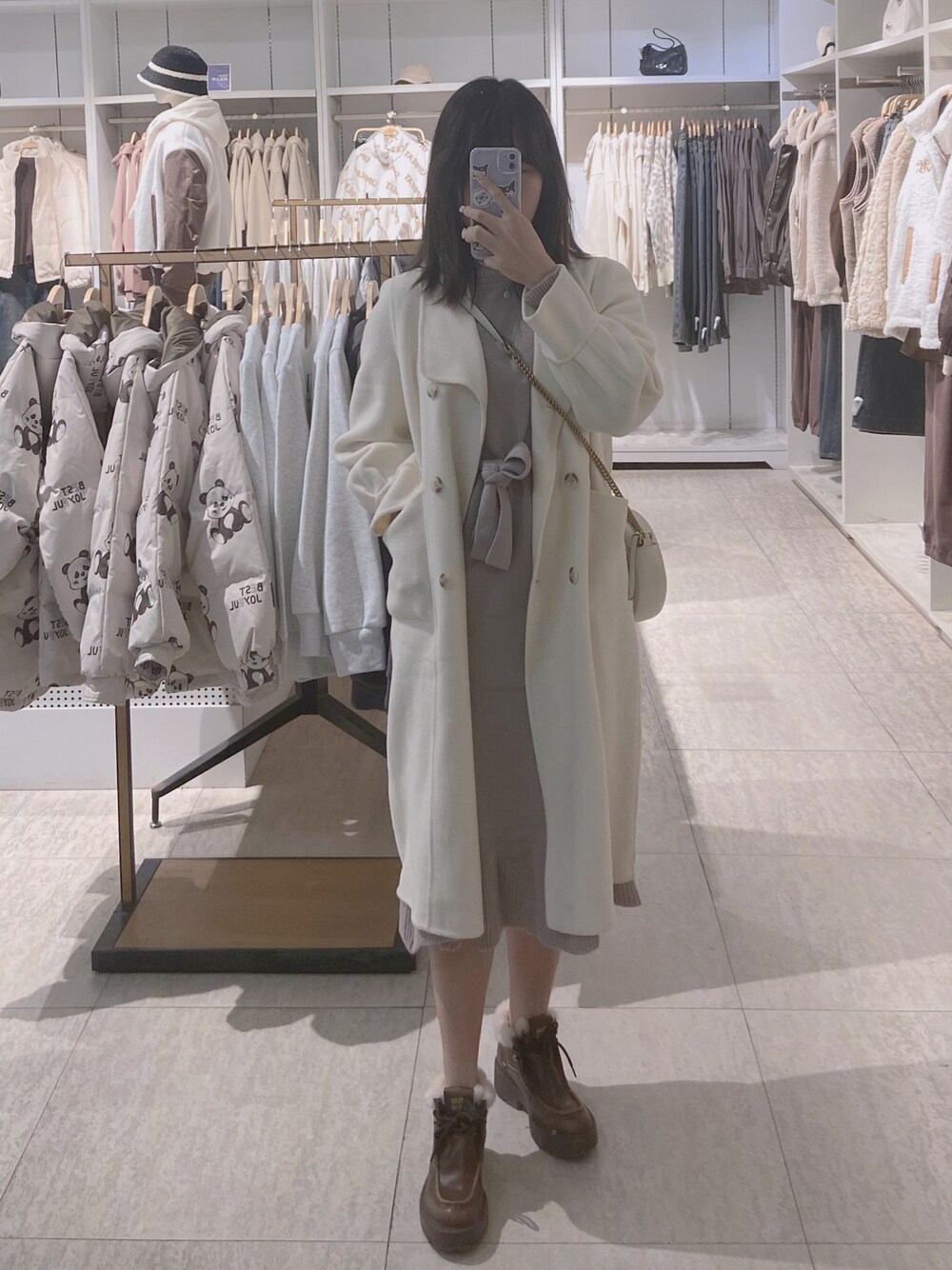 「オトナカジュアル、大人女子、シンプル、GRL、シンプルコーデ、冬コーデ、snidel、ミュウミュウ、MIUMIU、ブーツ」｜「GRLのウエストリボンニットワンピース（ワンピース、ベージュ系）」を使った、Linnnさん（レディース・165cm）の秋コーディネートの1枚目の写真