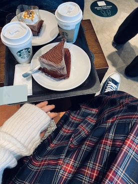 「hinari（ヒナリ）のタータンチェックタックスカート（スカート、ブルー系）」を使った、yoonさん（レディース・163cm）の冬コーディネート