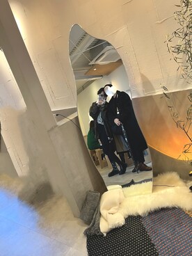 「niko and...（ニコアンド）のオリジナルストレッチサテンスリムパンツ（その他パンツ、ブラック系）」を使った、yoonさん（レディース・163cm）の秋コーディネート