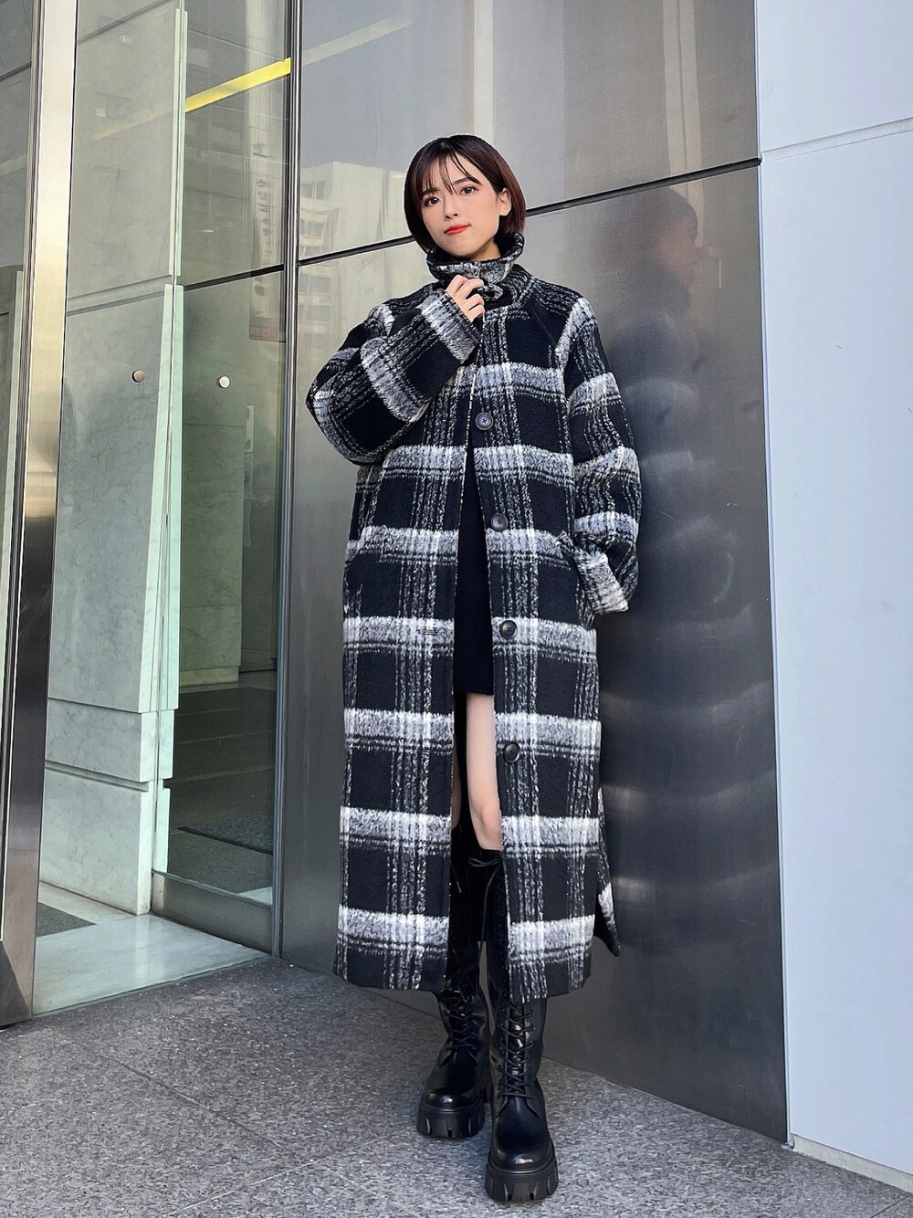 「ENVYM、envym_staff、カジュアルコーデ、大人カジュアル、大人コーデ、デート、ステンカラーコート、スタンドカラー、ロングコート、コート、冬コーデ、モノトーンコーデ、ロングブーツ、レースアップシューズ、ニットワンピース」｜「ENVYMのオーバーサイズロングＣＴ（その他アウター、その他）」を使った、ENVYM_NARUMIさん（骨格ウェーブ・レディース・157cm）の秋コーディネートの1枚目の写真