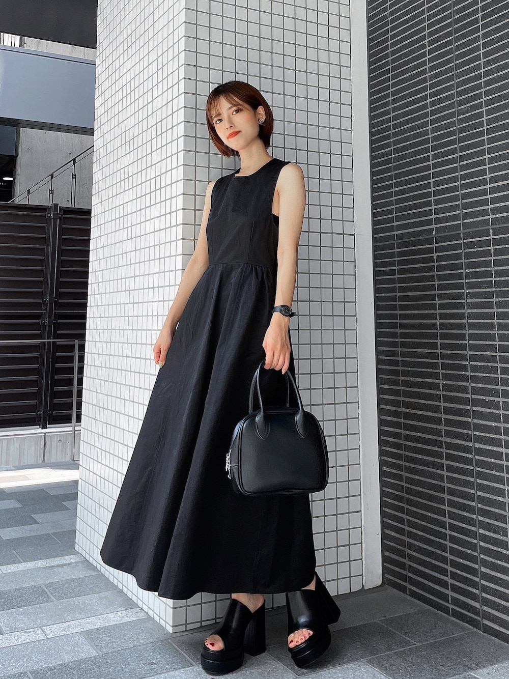 「ENVYM、envym_staff、春夏コーデ、夏コーデ、オトナカジュアル、オトナ女子、シンプル、大人コーデ、ワンピース、ロングワンピース、ブラックコーデ、厚底サンダル、デートスタイル（WOMEN）、低身長、カジュアルコーデ」｜「ENVYMのブガッティバッグ（ショルダーバッグ、ブラック系）」を使った、ENVYM_NARUMIさん（レディース・157cm）の春コーディネートの1枚目の写真
