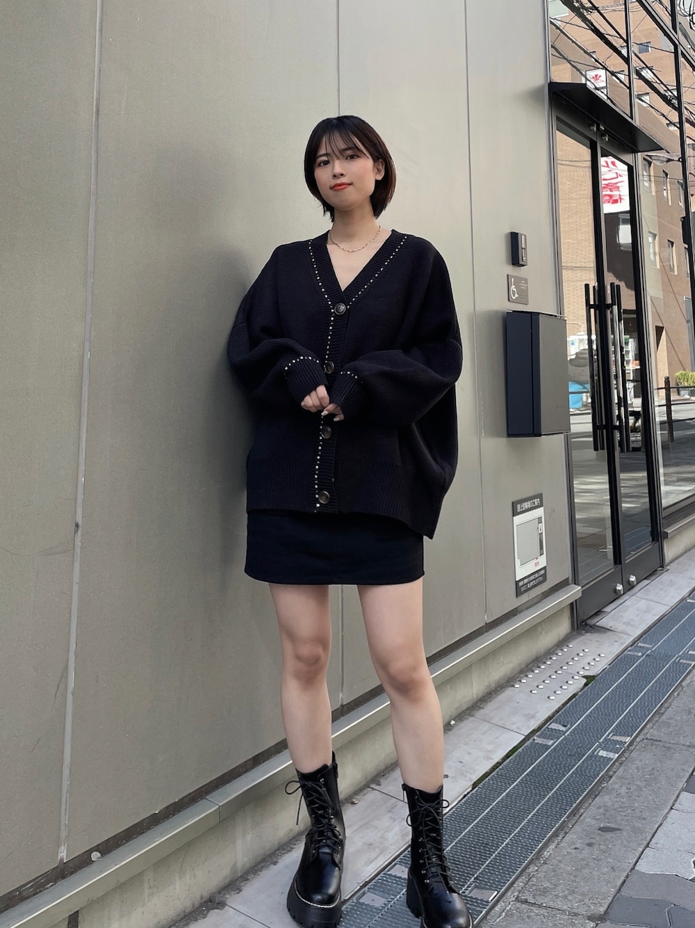 「ENVYM、envym_staff、春コーデ、大人女子、カジュアルコーデ、きれいめカジュアル、ビッグシルエット、オトナ女子、ブラックコーデ、モノトーン、ニットカーディガン、カーディガン、ミニスカート、レースアップブーツ、ショートヘア」｜「ENVYMのＥＮＶＹＭロゴテープショートブーツ（ブーツ、ブラック系）」を使った、ENVYM_NARUMIさん（骨格ウェーブ・レディース・157cm）の冬コーディネートの1枚目の写真