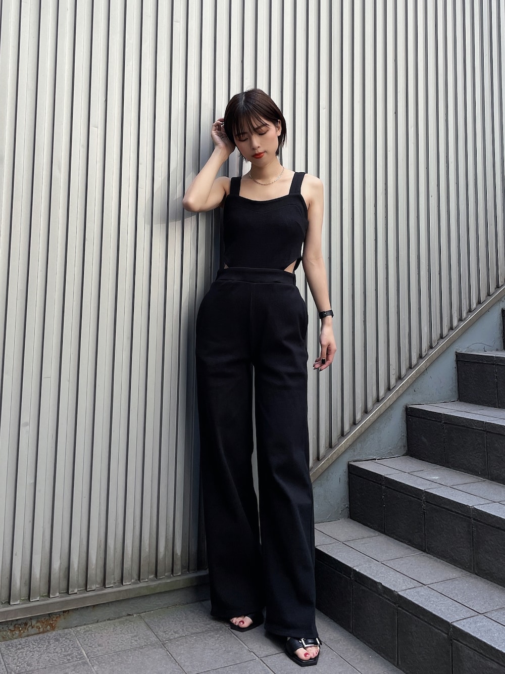 「ENVYM、お出かけコーデ日記、大人カジュアル、オトナカワイイ、オトナ女子、パンツコーデ、オールインワン、オールブラック、モノトーンコーデ、ミュール、リラックススタイル、モード、楽チンコーデ、シンプル、骨格ウェーブ」｜「ENVYMのウエストカッティングオールインワン（つなぎ/オールインワン、ブラック系）」を使った、ENVYM_NARUMIさん（骨格ウェーブ・レディース・157cm）の春コーディネートの1枚目の写真