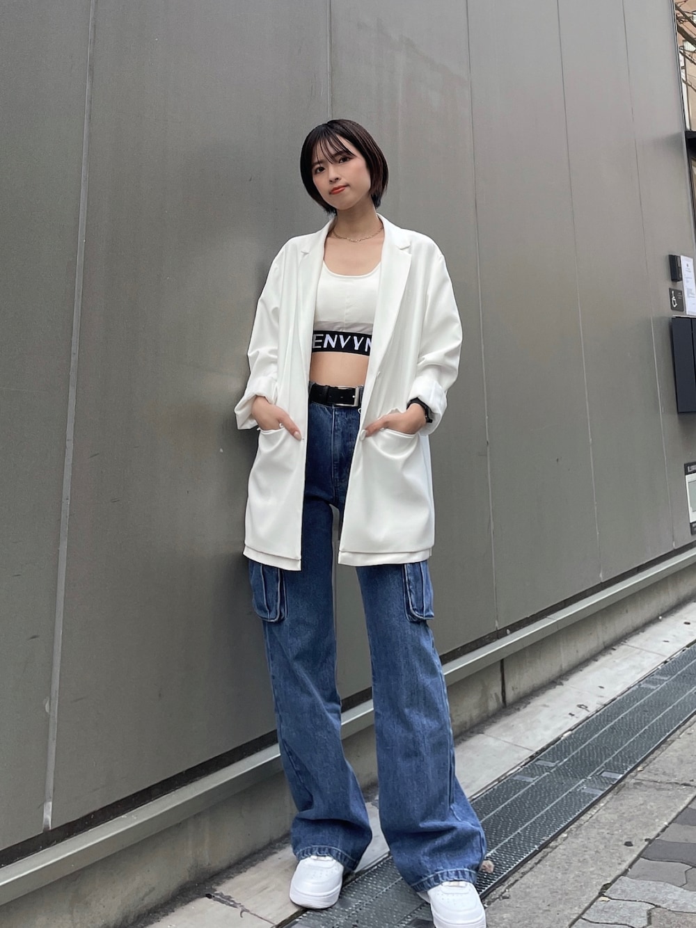 「ENVYM、NIKE、カジュアルコーデ、大人カジュアル、ジャケットスタイル、デニムコーデ、ジャケット、オーバーサイズ、カーゴパンツ、春コーデ、スニーカー、スニーカーコーデ、白スニーカー、エアフォースワン、いまどきジャケット写真」｜「ENVYMのＥＮＶＹＭロゴタンク（タンクトップ、ホワイト系）」を使った、ENVYM_NARUMIさん（骨格ウェーブ・レディース・157cm）の春コーディネートの1枚目の写真