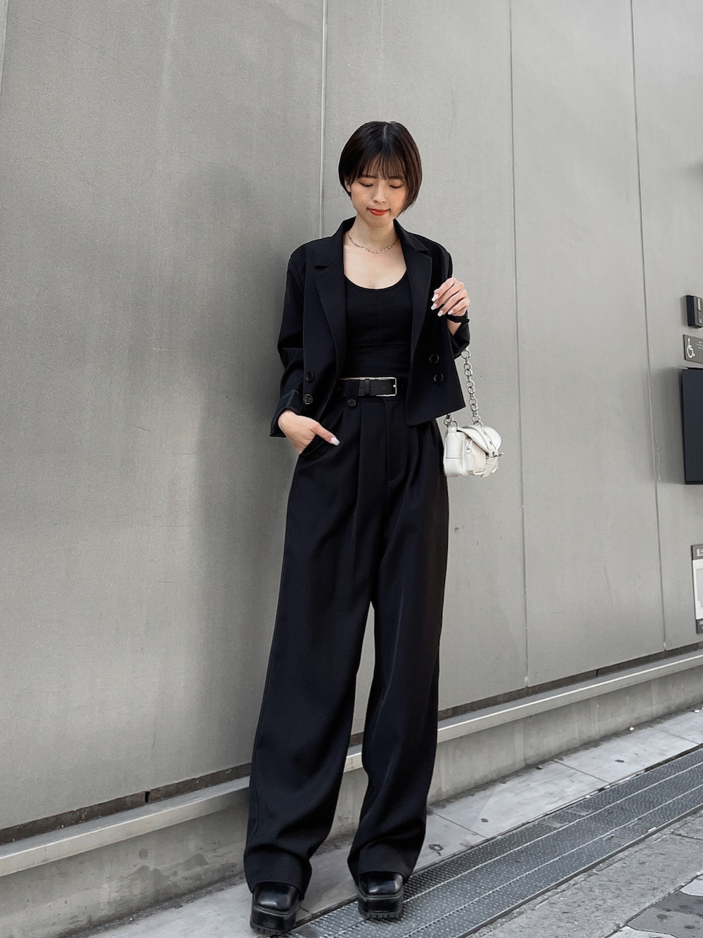 「ENVYM、大人カジュアル、パンツコーデ、シンプルコーデ、オールブラック、ブラックコーデ、セットアップ、ジャケット、ジャケットスタイル、スラックス、休日スタイル、春コーデ、きれいめカジュアル、オフィスカジュアル、いまどきジャケット写真」｜「ENVYMのパイピングショートJK（その他アウター、ブラック系）」を使った、ENVYM_NARUMIさん（骨格ウェーブ・レディース・157cm）の春コーディネートの1枚目の写真