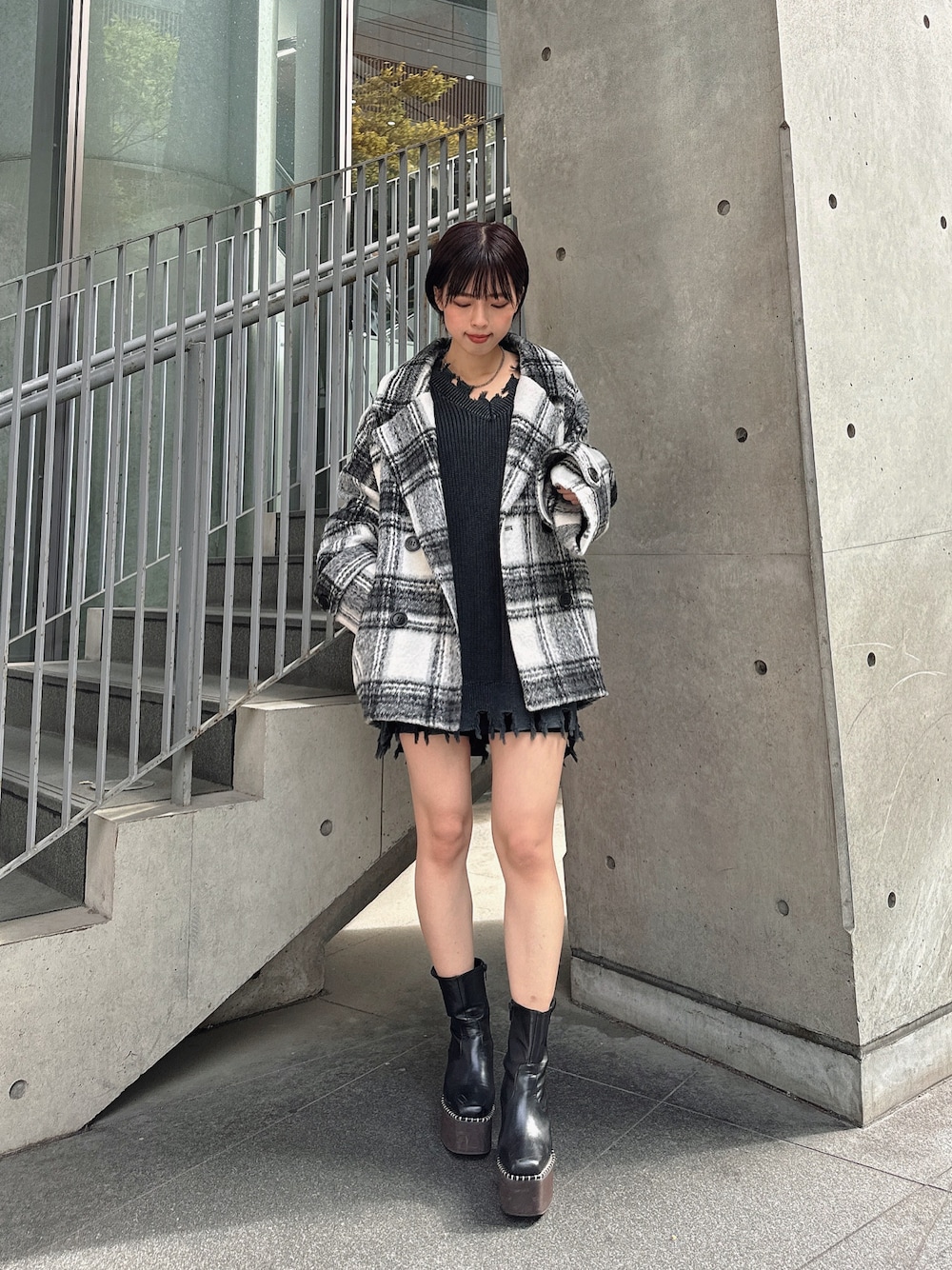「冬コーデ、冬アウター、アウター、コクーンコート、コート、チェック柄、カジュアル、韓国ファッション、デートコーデ、ニットワンピース、ワンピース、厚底シューズ、厚底ブーツ、ブーツ、モノトーンコーデ」｜「ENVYMのシャギーチェックコクーンコート（ピーコート、その他）」を使った、ENVYM_NARUMIさん（骨格ウェーブ・レディース・157cm）の秋コーディネートの1枚目の写真
