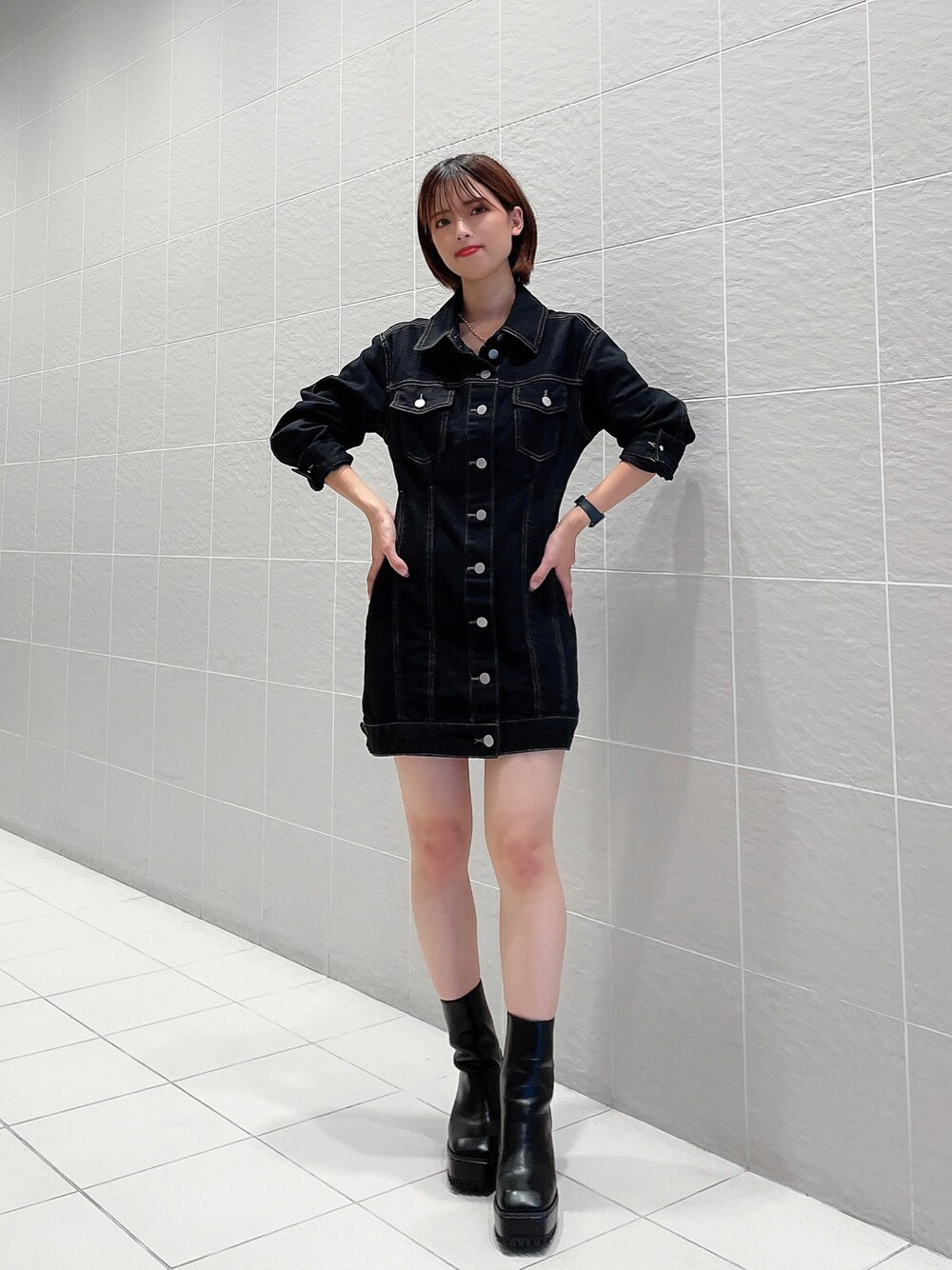 「ENVYM、envym_staff、カジュアルコーデ、大人カジュアル、韓国ファッション、オトナカジュアル、ワンピース、デニムコーデ、デニムワンピース、秋コーデ、厚底シューズ、厚底ブーツ、お出かけコーデ、休日コーデ、ショートヘア」｜「ENVYMのデニムＯＰ（ワンピース、ブラック系）」を使った、ENVYM_NARUMIさん（レディース・157cm）の秋コーディネートの1枚目の写真