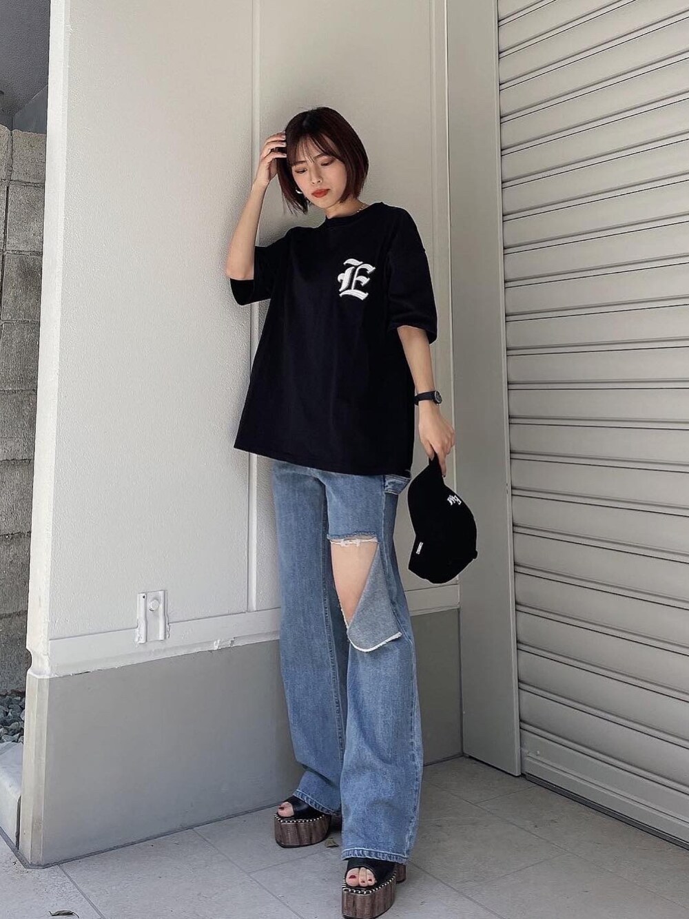 「ENVYM、envym_staff、ラクチンコーデ、カジュアル、カジュアルコーデ、リラックススタイル、ラフ、休日コーデ、Tシャツ、ビッグT、モノトーンコーデ、デニム、ダメージデニムパンツ、ワイドデニム、春コーデ」｜「ENVYMのＥ ｌｏｇｏ ｂｉｇ ｔｅｅ（Tシャツ/カットソー、ブラック系）」を使った、ENVYM_NARUMIさん（レディース・157cm）の春コーディネートの1枚目の写真