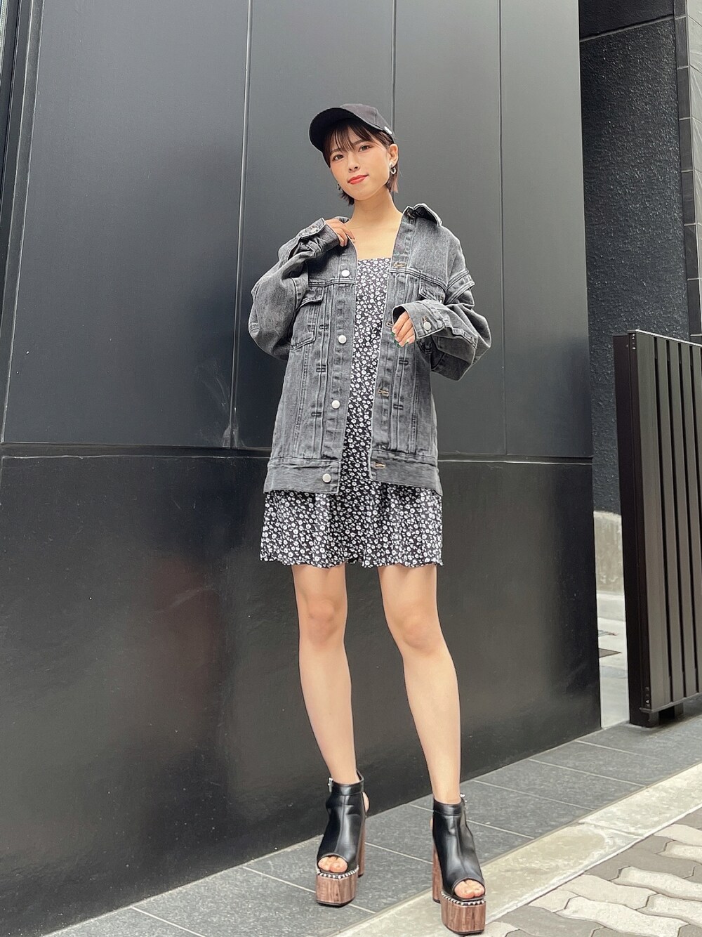 「ENVYM、envym_staff、休日コーデ、休日スタイル、カジュアルコーデ、春コーデ、ワンピース、花柄、キャミワンピ、デニムジャケット、Gジャン、キャップ、厚底シューズ、モノトーンコーデ、大人カジュアル」｜「ENVYMのフラワーパターンキャミＯＰ（ワンピース、ブラック系）」を使った、ENVYM_NARUMIさん（レディース・157cm）の春コーディネートの1枚目の写真