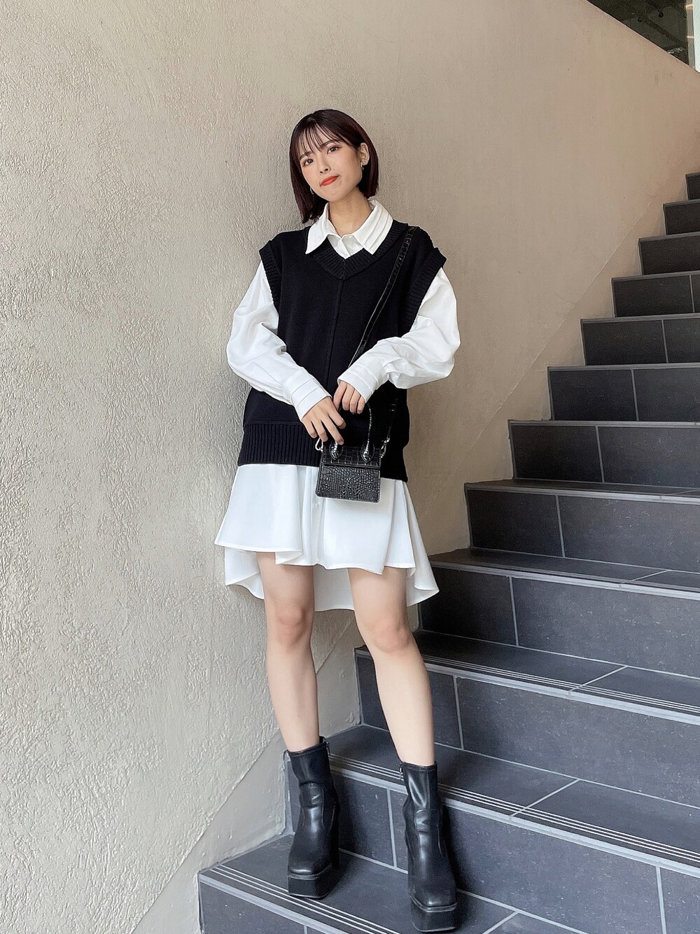 「ENVYM、envym_staff、大人コーデ、カジュアル、きれいめカジュアル、韓国ファッション、シャツワンピ、ニットベスト、ベスト、ワンピース、秋コーデ、ショートブーツ、モノトーン、ショートヘア、モノトーンコーデ」｜「ENVYMのアウトシームニットベスト（ニット/セーター、ブラック系）」を使った、ENVYM_NARUMIさん（レディース・157cm）の冬コーディネートの1枚目の写真