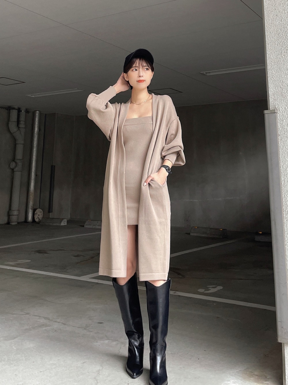 「ENVYM、春コーデ、春服デビュー宣言、ラクチンコーデ、カジュアルコーデ、大人カジュアル、大人コーデ、オトナ女子、ワンピース、ニットワンピース、ニットカーディガン、セットアップ、キャップ、ウエスタンブーツ、ロングブーツ」｜「ENVYMのカラーニットタイトキャミOP（ワンピース、ベージュ系）」を使った、ENVYM_NARUMIさん（骨格ウェーブ・レディース・157cm）の春コーディネートの1枚目の写真