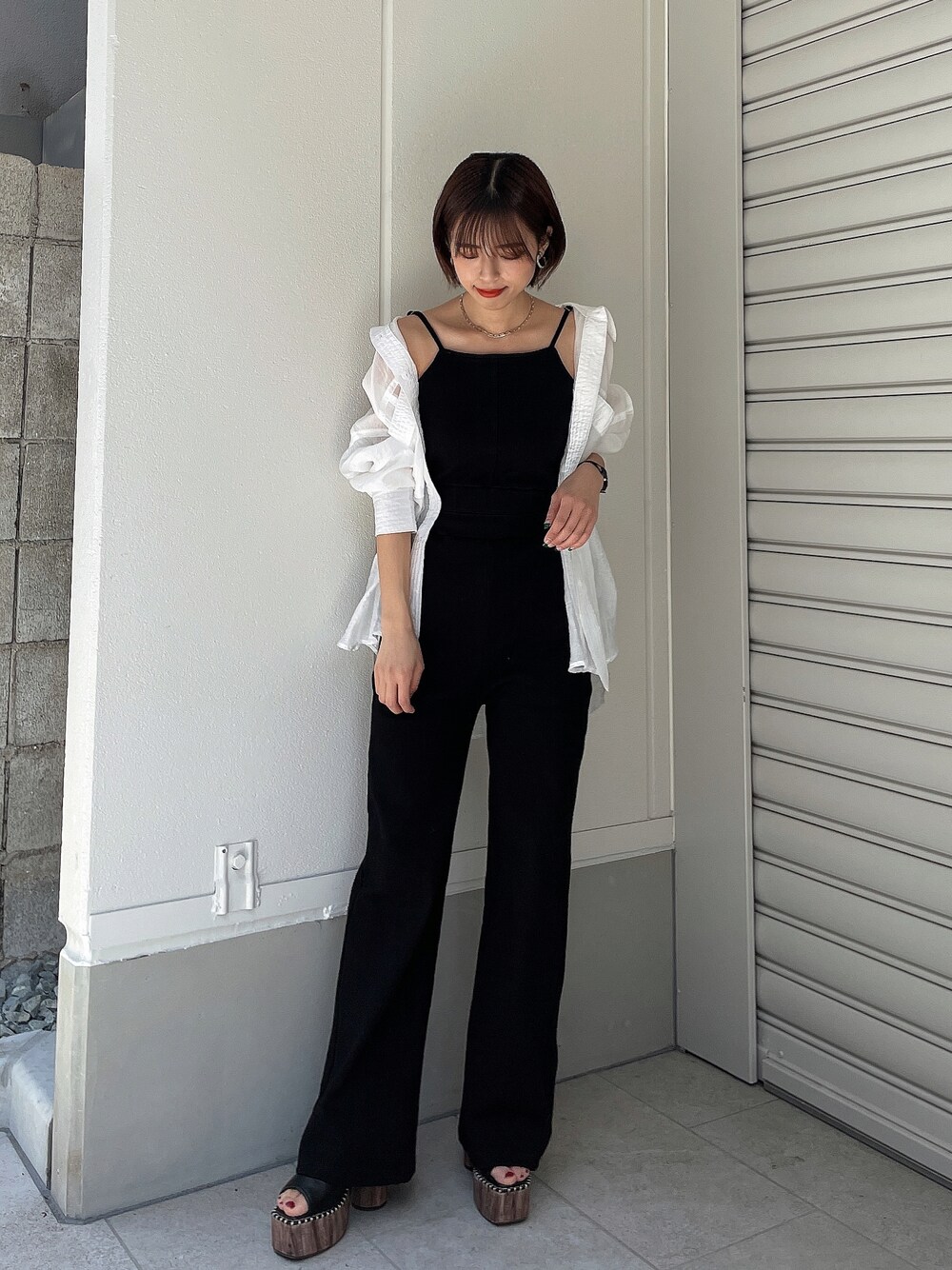 「ENVYM、envym_staff、オトナカジュアル、カジュアル、カジュアルコーデ、大人女子、春コーデ、オールインワン、サロペット、シアーシャツ、シャツスタイル、モノトーン、モノトーンコーデ、ラクチンコーデ、休日スタイル」｜「ENVYMのナローストラップＡＩＯ（つなぎ/オールインワン、ブラック系）」を使った、ENVYM_NARUMIさん（レディース・157cm）の春コーディネートの1枚目の写真