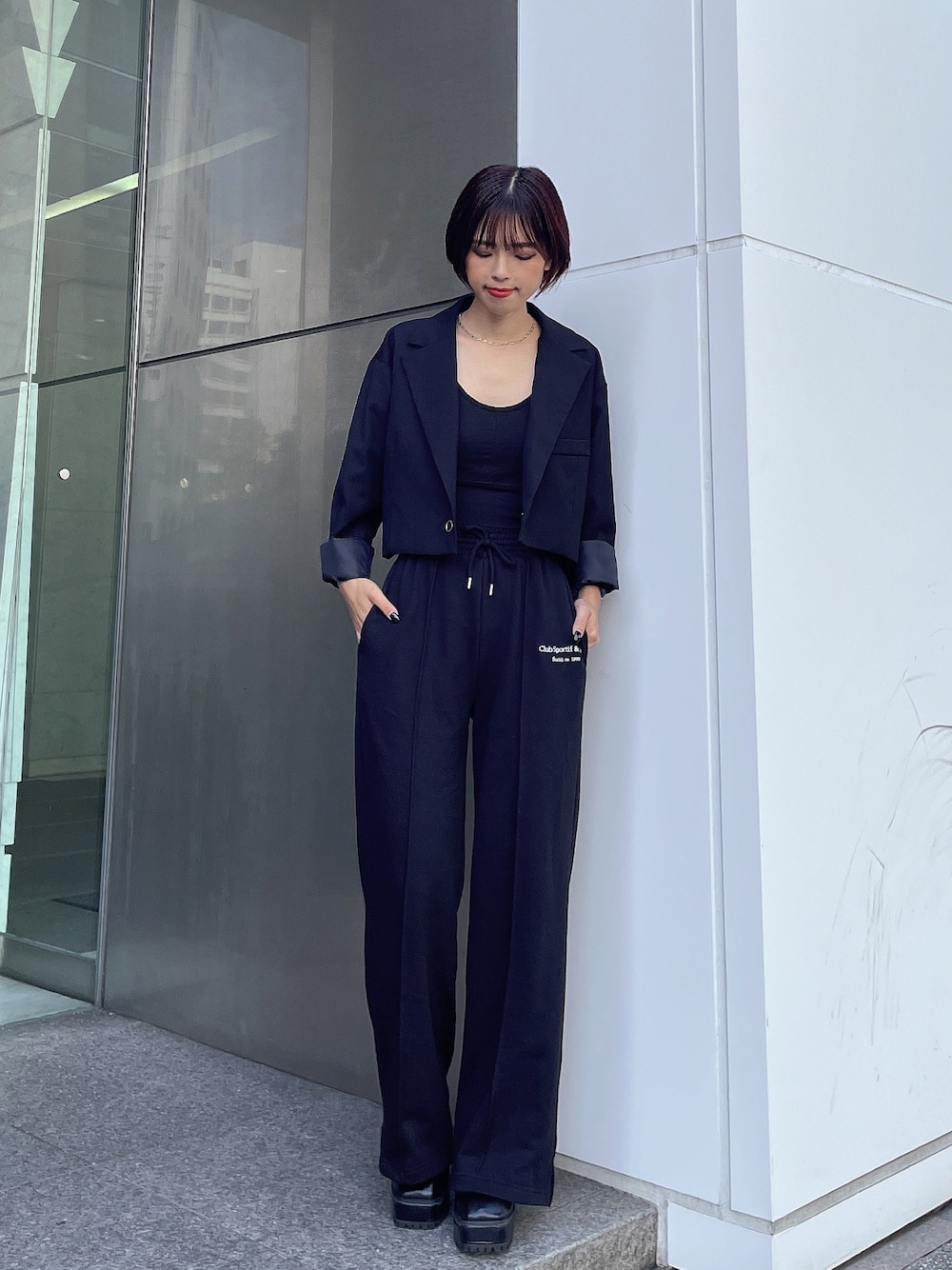 「ENVYM、秋のコーデ、秋コーデ、ブラックコーデ、モノトーンコーデ、ジャケットスタイル、ショートジャケット、スウェットパンツ、ワイドパンツ、楽チンコーデ、パンツスタイル、シンプルスタイル、休日コーデ、カジュアルコーデ、ショートヘア」｜「ENVYMのカップインショートタンクトップ（タンクトップ、ブラック系）」を使った、ENVYM_NARUMIさん（骨格ウェーブ・レディース・157cm）の秋コーディネートの1枚目の写真