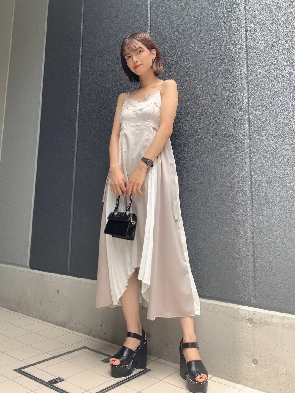 「ENVYM、envym_staff、夏コーデ、ワンピース、サテン、ロングワンピース、きれいめカジュアル、オトナ女子、ベージュ、厚底サンダル」｜「ENVYMのステッチサンダル（サンダル、ブラック系）」を使った、ENVYM_NARUMIさん（レディース・157cm）の夏コーディネートの1枚目の写真