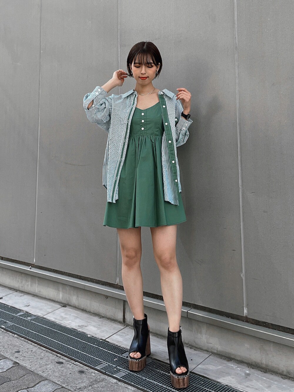 「ENVYM、envym_staff、春コーデ、カジュアル、大人カジュアル、大人女子、セットアップ、グリーン、グリーンコーデ、シャツスタイル、ワンピース、キャミワンピ、ストライプシャツ、ブーティー、カラーコーデ」｜「ENVYMのカラーミニキャミＯＰ（ワンピース、グリーン系）」を使った、ENVYM_NARUMIさん（レディース・157cm）の春コーディネートの1枚目の写真