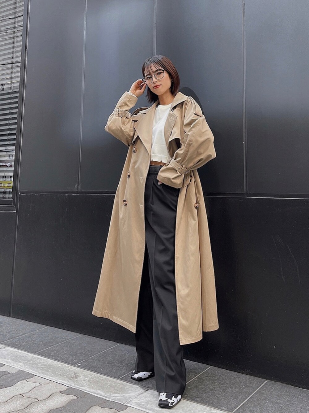 「ENVYM、envym_staff、シンプルコーデ、オトナカジュアル、カジュアルコーデ、大人コーデ、大人女子、トレンチコート、スラックス、ストレートパンツ、パンツコーデ、牛柄、スクエアトゥ、春コーデ、スプリングコート」｜「ENVYMのタックスラックスＰＴ（スラックス、ブラック系）」を使った、ENVYM_NARUMIさん（レディース・157cm）の冬コーディネートの1枚目の写真