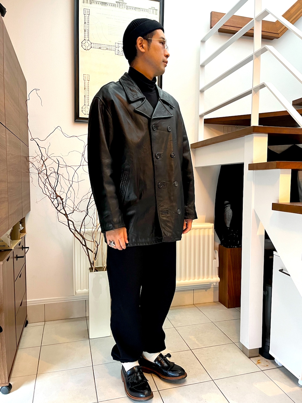 「休日コーデ、お洒落さんとつながりたい、秋冬コーデ、メンズファッション、大人カジュアル、シンプル、UNIQLO、レザージャケット、レザー、スウェット」｜「古着のアイテム（ジャケット/アウター、ブラック系）」を使った、sasazunzunさん（メンズ・178cm）の冬コーディネートの1枚目の写真