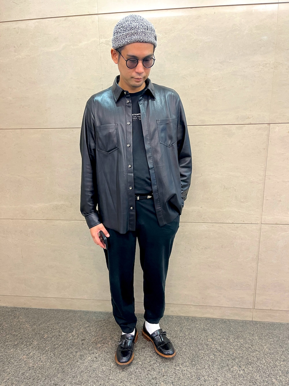 「秋服まるっと大公開、秋コーデ、レイヤードスタイル、秋のコーデ、メンズファッション、大人カジュアル、お出かけコーデ、休日コーデ、モノトーン、40代ファッション、ブラック、レザー、レザーシャツ、ニット帽」｜「THE NORTH FACEのアイテム（ニットキャップ/ビーニー、グレー系）」を使った、sasazunzunさん（メンズ・178cm）の秋コーディネートの1枚目の写真