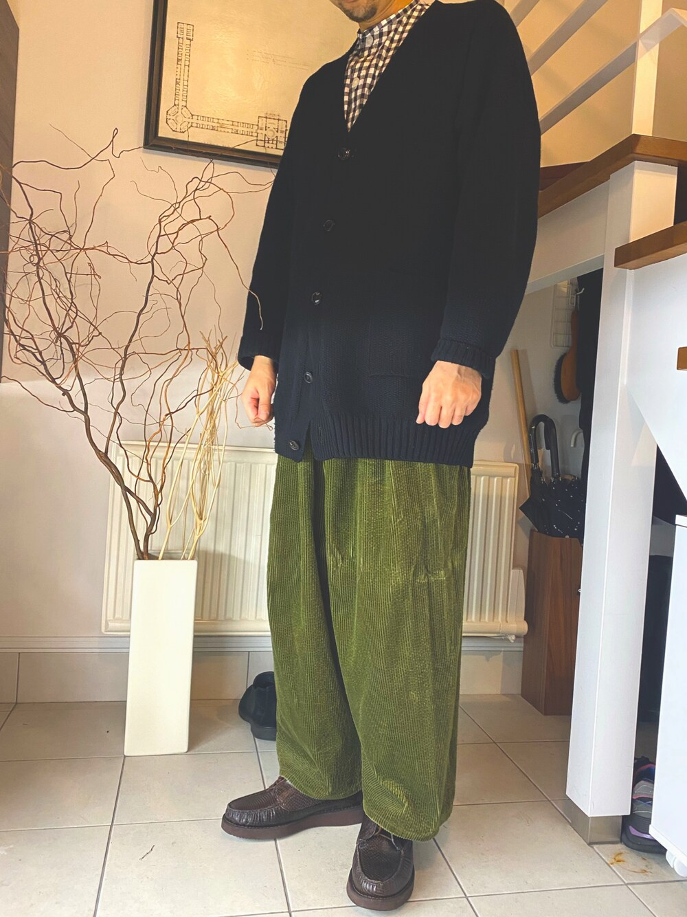 「クリスマスに着たい服、今日のコーデ、おしゃれさんと繋がりたい、大人カジュアル、シンプルコーデ、冬のコーデ、シンプル、秋冬コーデ、休日スタイル、カーディガン、ワイドデニム、ワイトパンツ、コーデュロイパンツ、ギンガムチェック、ギンガムチェックシャツ」｜「Dessin de Modeのアイテム（ニット/セーター、ブラック系）」を使った、sasazunzunさん（メンズ・178cm）の冬コーディネートの1枚目の写真