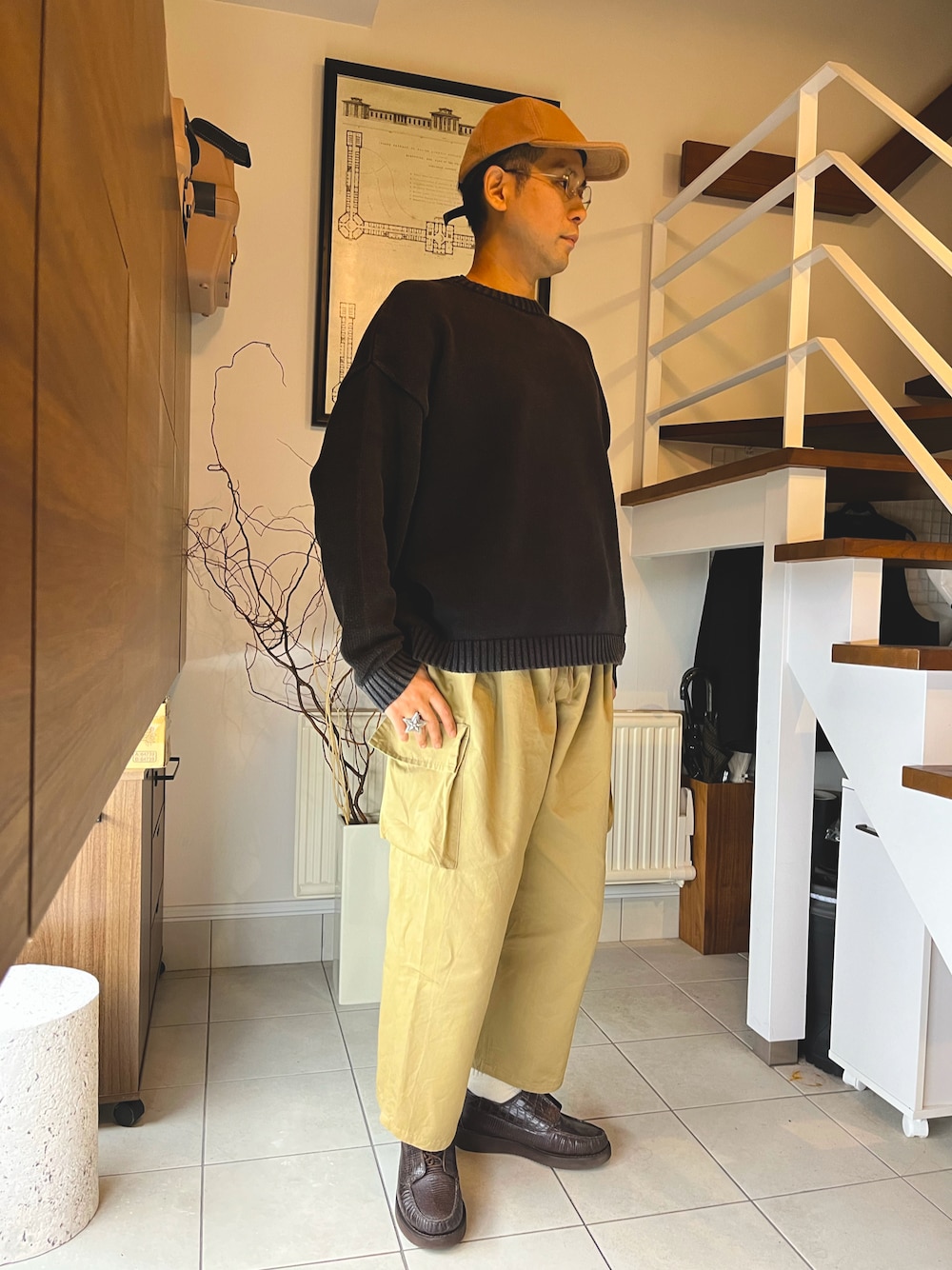 「秋コーデ、シンプルスタイル、秋服、キャップ、カジュアルコーデ、革靴、ニット、カーゴパンツ、メガネ男子、ETUDES、ENGINEERED GARMENTS」｜「ETUDESのアイテム（ニット/セーター、ブラウン系）」を使った、sasazunzunさん（メンズ・178cm）の秋コーディネートの1枚目の写真