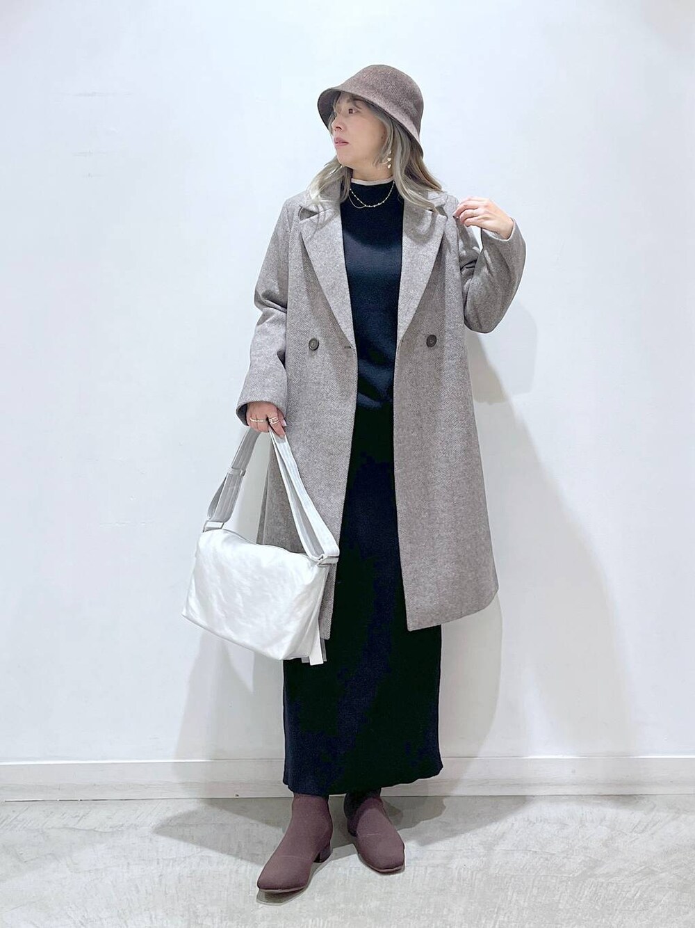 「高見え、カジュアル、着痩せ・細見え、休日コーデ、ママコーデ、楽ちんコーデ、秋コーデ、女子会、体型カバー、きれいめ、旅行、GLOBAL WORK、メルティニット_GLOBAL WORK、軽やかストレッチコート_GLOBAL WORK」｜「GLOBAL WORKの軽やかストレッチテーラーコート/ 194253（チェスターコート、ブラウン系）」を使った、mayu.【GLOBALWORK】さん（レディース・164cm）の冬コーディネートの1枚目の写真