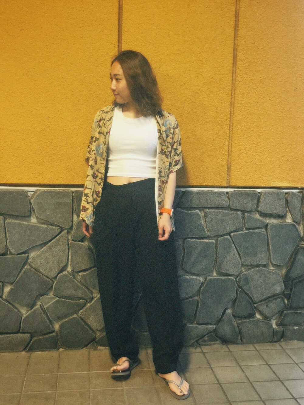 「ZARAのアイテム（Tシャツ/カットソー、ホワイト系）」を使った、Manaさん（レディース・155cm）の夏コーディネートの1枚目の写真