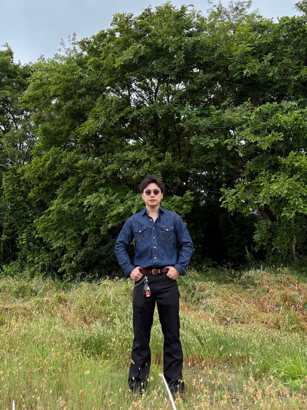 「WranglerのWrangler/ラングラー Wrancher Dress Pants/ランチャードレスパンツ/センタープレス フレアパンツ（スラックス、ブラック系）」を使った、はやとさん（骨格ウェーブ・メンズ・163cm）の夏コーディネートの1枚目の写真