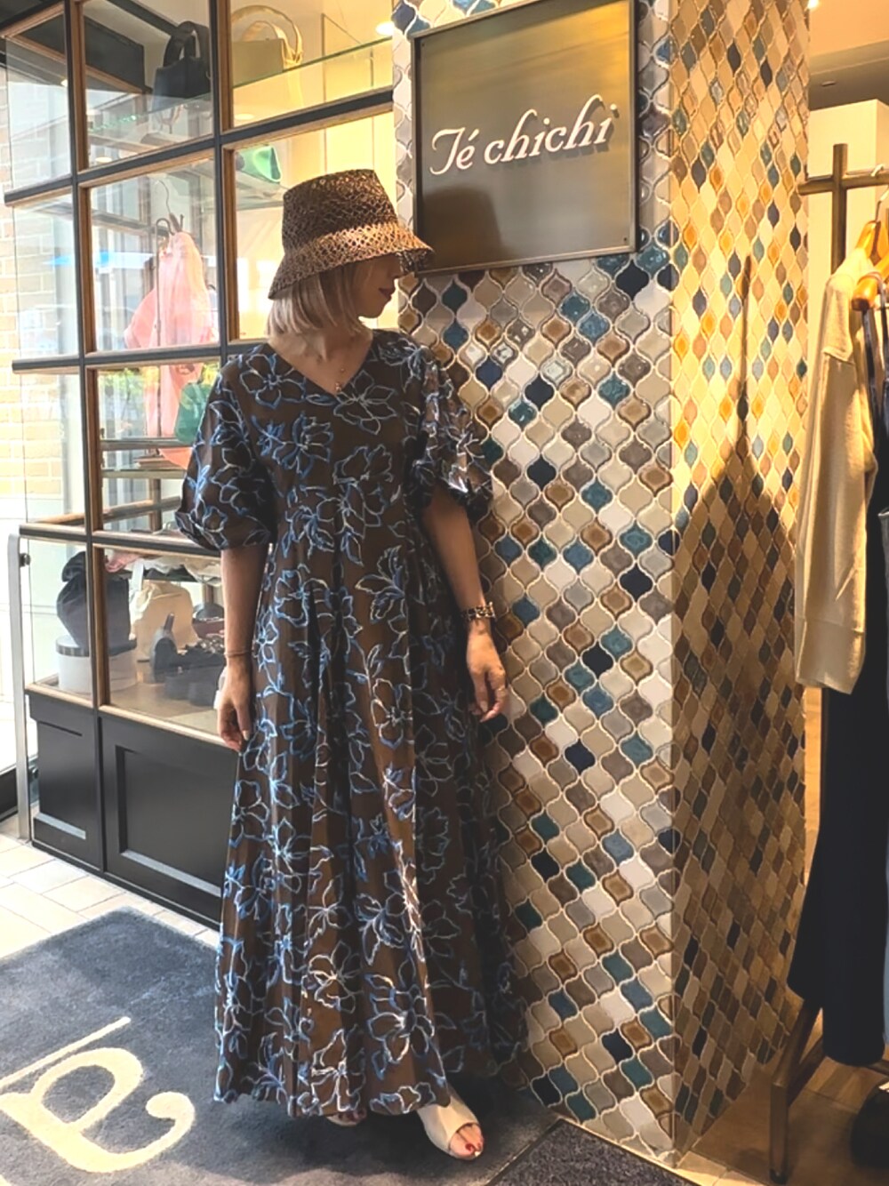 「テチチ(Te chichi)、Te chichi(Te chichi)、Techichi、ワンピース、花柄ワンピース、今日のコーデ、ボリューム袖、ロングワンピース、ミュール、麦わら帽子、いいね、save、フォローお願いします🤑、いいね・save・フォローありがとうございます🥰、おしゃれさんと繋がりたい」｜「Te chichiのキトゥンヒールラウンドミュール（サンダル、ホワイト系）」を使った、まさこさん（レディース・157cm）の春コーディネートの1枚目の写真